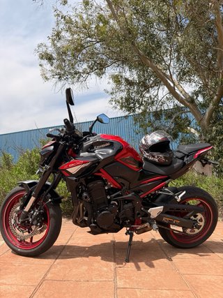 Kawasaki Z900 2024 Negra/Roja
