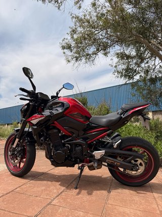 Kawasaki Z900 2024 Negra/Roja