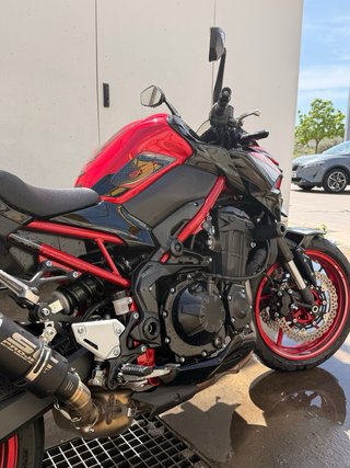 Kawasaki Z900 2024 Negra/Roja