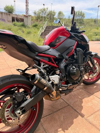 Kawasaki Z900 2024 Negra/Roja