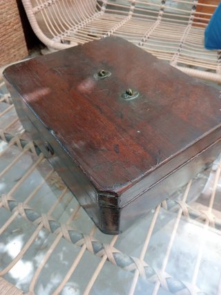 Botiquín antiguo de madera con espejo