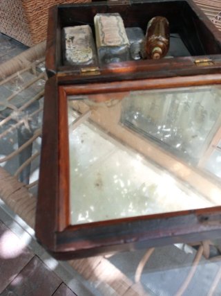 Botiquín antiguo de madera con espejo