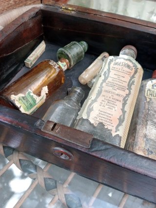 Botiquín antiguo de madera con espejo