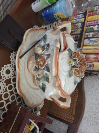 Sopera de porcelana con flores