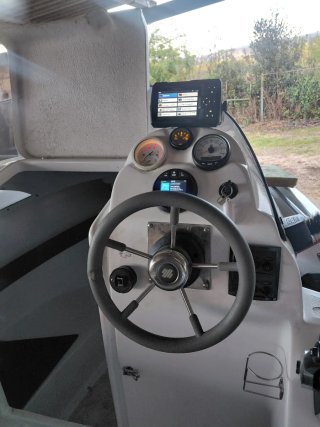 Embarcación semicabinada 5