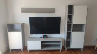 Mueble de salón gris y blanco