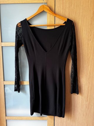 Abito nero da cocktail con maniche in pizzo