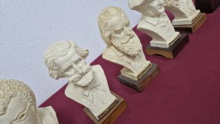 Lotes de bustos de personajes históricos