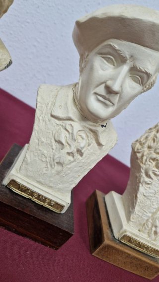 Lotes de bustos de personajes históricos