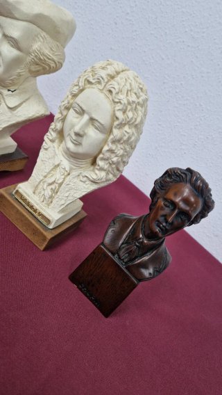 Lotes de bustos de personajes históricos