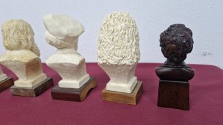 Lotes de bustos de personajes históricos