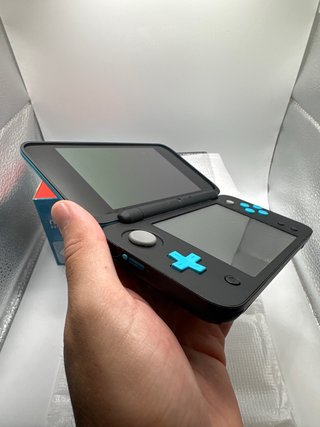 Nuovo Nintendo 2DS XL blu e nero (Completo)
