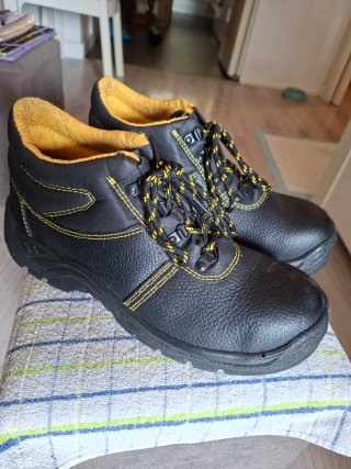 Botas de trabajo con puntera reforzada.