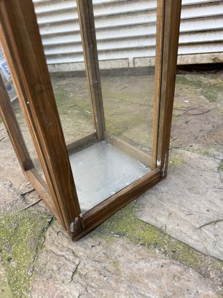 Farol de madera y cristal