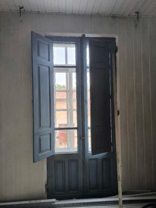 Puertas y ventanas madera castaño