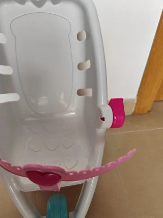 Carrito de muñecas rosa y blanco