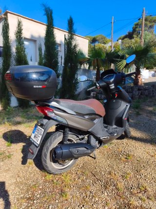 Moto kymco Negra y Marrón