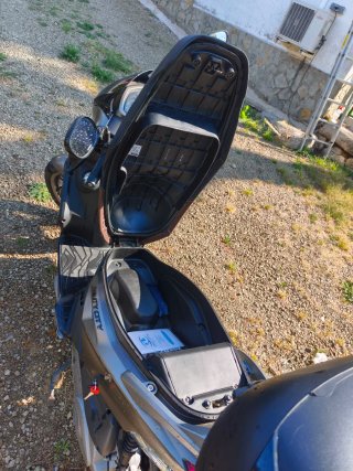 Moto kymco Negra y Marrón