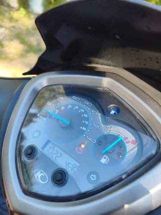 Moto kymco Negra y Marrón