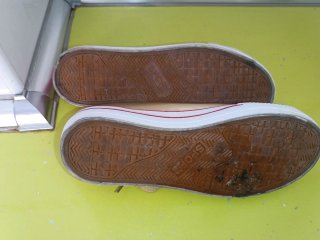 Zapatillas doradas con detalles rosas
