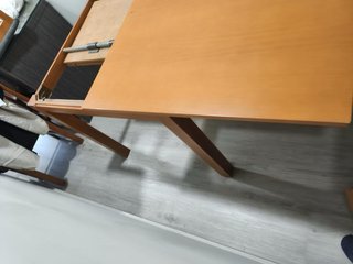 Mesa de comedor de madera y cristal