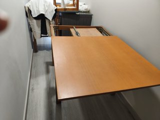 Mesa de comedor de madera y cristal