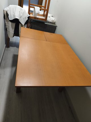 Mesa de comedor de madera y cristal
