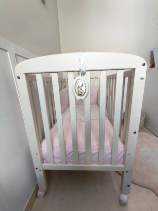 Cuna bebé con protector y móvil