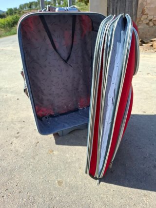 Maleta de viaje roja con ruedas