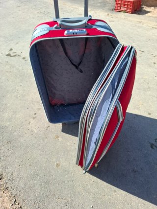Maleta de viaje roja con ruedas