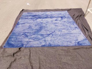 Alfombra azul y blanca de poliéster