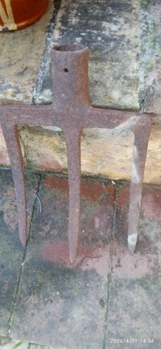 Horca de metal oxidada