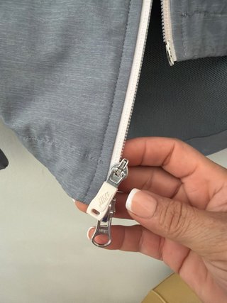 Chaqueta Nike entrenamiento gris y blanca