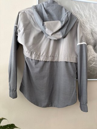 Chaqueta Nike entrenamiento gris y blanca