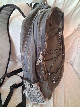 Mochila Guess Gris y Plateada