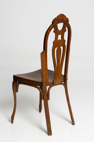 Silla de madera clásica tallada