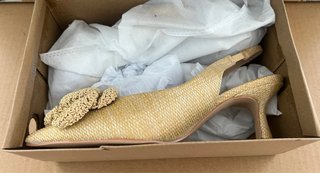 Zapato salón destalonado rafia con flor