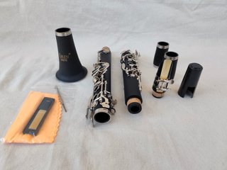 Clarinete en Sib con estuche y accesorios - Nuevo