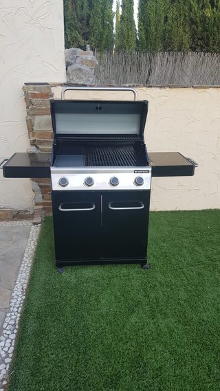 Barbacoa de gas negra y plateada