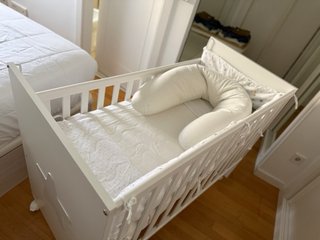 Cuna de bebé de madera blanca