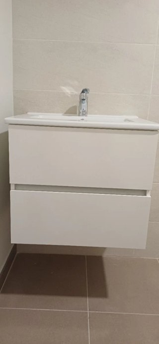 Mueble de baño con lavabo y grifo