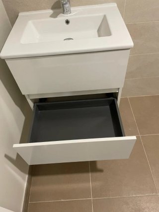 Mueble de baño con lavabo y grifo