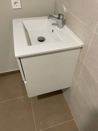 Mueble de baño con lavabo y grifo