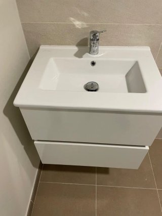 Mueble de baño con lavabo y grifo