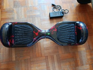 Hoverboard nero e rosso. Con caricatore e borsone