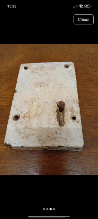 Serratura antica per porte in metallo