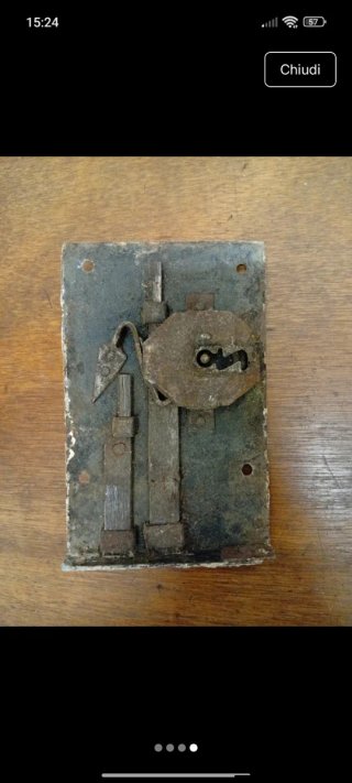 Serratura antica per porte in metallo