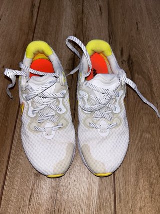 Nike Renew Mujer Blanco y Amarillo