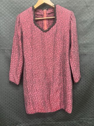 Traje de fiesta burdeos y  con adorno negro