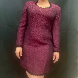Traje de fiesta burdeos y  con adorno negro